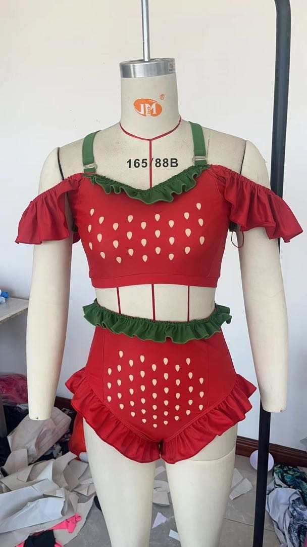 Just need to adjust the position of the seeds a bit more but soon my strawberry two-piece swimsuit will be ready!!! 🍓🍓🍓