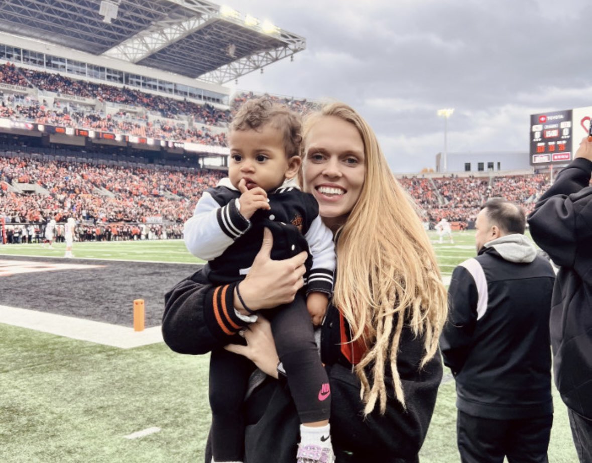 holdar9's tweet photo. Please select the link and vote for Jamie Scott for Super mom! She’s enrolled in the University of Texas Master’s in Nursing and expecting her second child. You can vote once a day! https://t.co/RTZlhFGruh https://t.co/Psx0sKpPOP