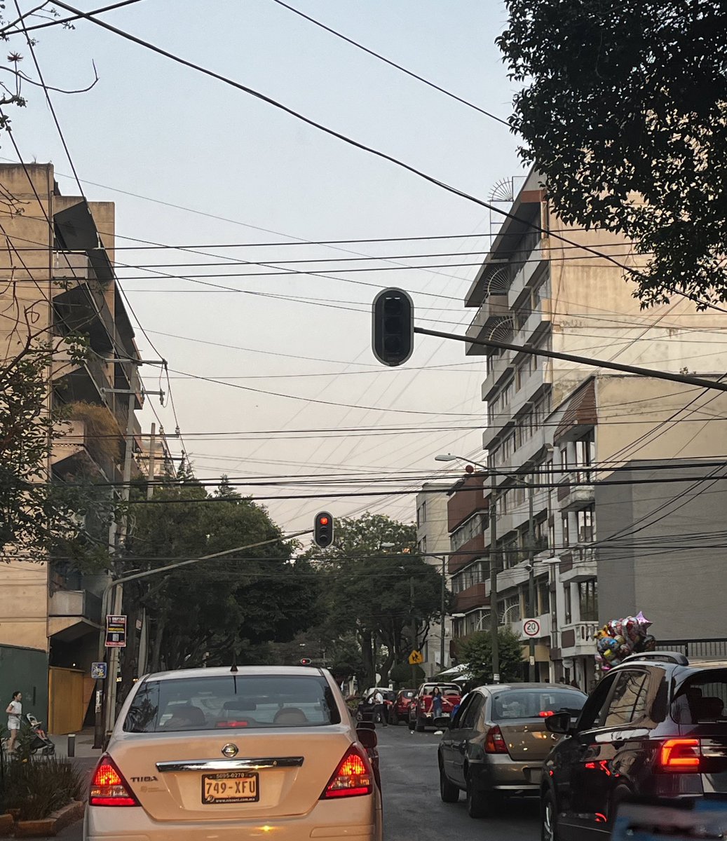 Buenas tardes @UCS_GCDMX @OVIALCDMX solicitamos reparar semáforo descompuesto en la Calle de Parroquia esquina con la Calle Amores, Colonia del Valle.