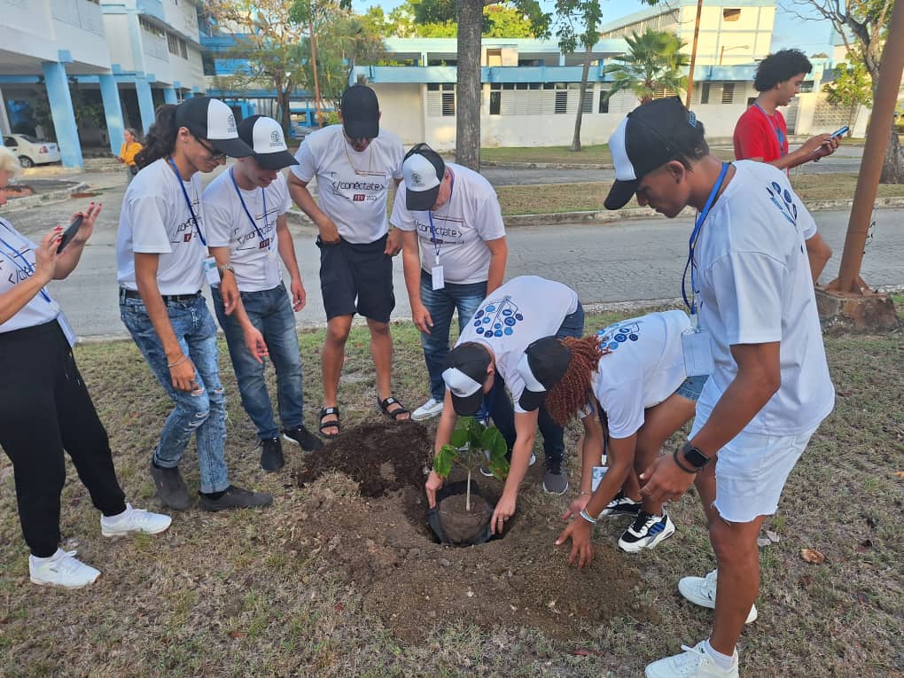feucm_may's tweet photo. "Cada árbol plantado es un paso hacia un futuro más verde y sostenible"
.
.
.
En el Encuentro también se cuida el medio ambiente 🌳
#FEUCMMay
#SomosFEU
#ParaSoñarYCrearPorCuba
#GalenosDe❤ https://t.co/WxNDW3uxwj
