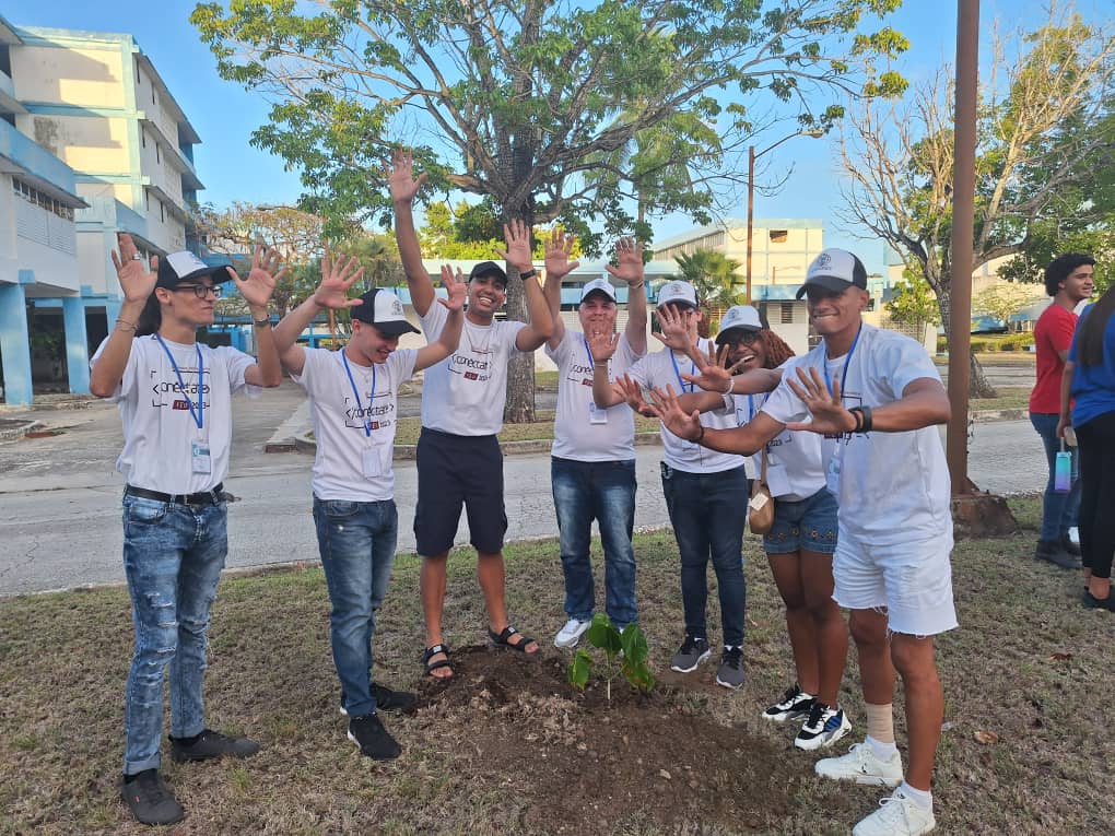feucm_may's tweet photo. "Cada árbol plantado es un paso hacia un futuro más verde y sostenible"
.
.
.
En el Encuentro también se cuida el medio ambiente 🌳
#FEUCMMay
#SomosFEU
#ParaSoñarYCrearPorCuba
#GalenosDe❤ https://t.co/WxNDW3uxwj