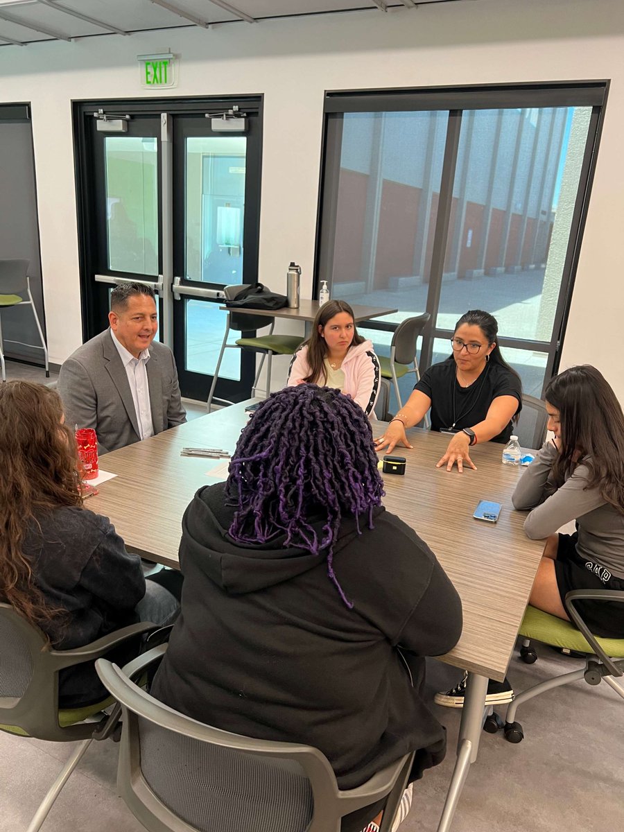 🗣📝 #SAUSD is continuing to hold listening sessions aimed at gathering student feedback on the #SAUSDGraduateProfile. Recent sessions took place at MacArthur Fundamental Intermediate & Saddleback High School.
 
#WeAreSAUSD #SAUSDBetterTogether