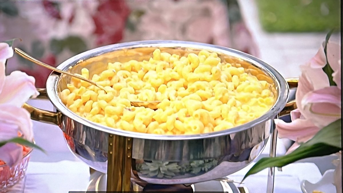 OolaFanForever's tweet image. #WhoseYourDaddy staring Lala, a bowl of macrooni &amp;amp; a yawning dog. This just gets better &amp;amp; better. #PumpRules