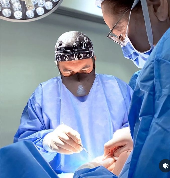 jjolivares's tweet photo. #Mamoplastia  Si tienes 10 años o más con las #prótesis debes acudir a consulta para evaluar y verificar que todo va bien o si hay que cambiarlas, o si decides optar por la explantación mamaria   

Solicita tu #cita +58416 6227134 
¡Te espero! C Comercial Alto Prado Planta Alta https://t.co/tkwO7SAnTU