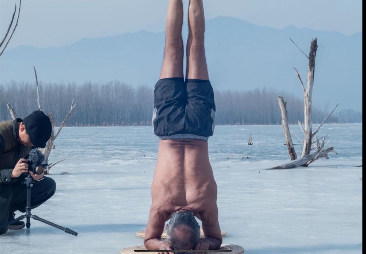 Siddharth Chatterjee, the Indian 🇮🇳 head of the UN in China 🇨🇳, is making waves on Chinese social media where he showcased his tough yoga and fitness exploits, including breathing exercises in sub-zero temperatures Bravo my friend ❤️! buff.ly/3JiNbwG