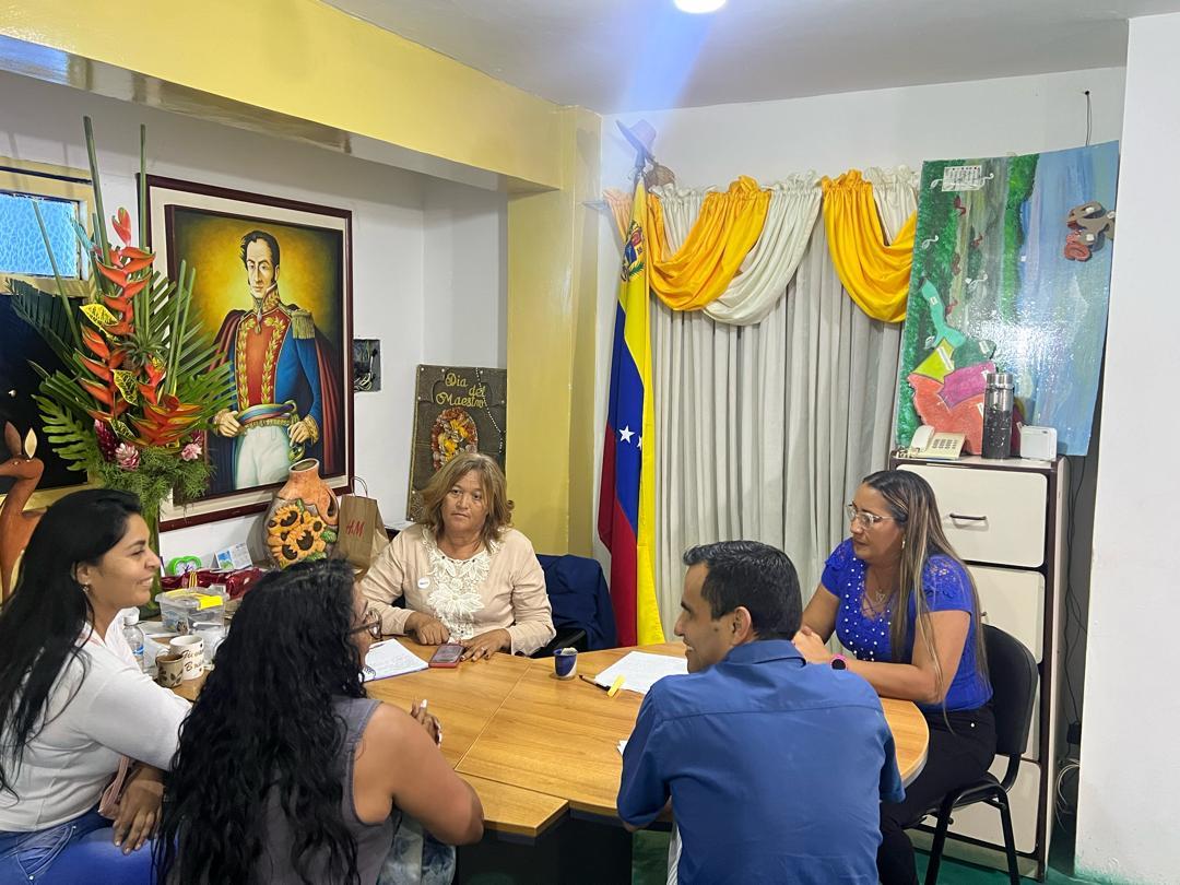 Nada nos detiene 💪

Desde el Edo. Apure nuestro Vicepdte <a href="/gaza1616/">Fuerza, Fe, Esperanza y Amor</a>  sostuvo reunión con la Directora del CDCE Profesora  <a href="/marys_orasma/">Marys Orasma</a> dónde  artículo los planes de ejecución y acompañamiento permanente al #PAE en la entidad. <a href="/NicolasMaduro/">Nicolás Maduro</a> <a href="/_LaAvanzadora/">Yelitze Santaella</a>  <a href="/pedrodiazg59/">Pedro Diaz</a>