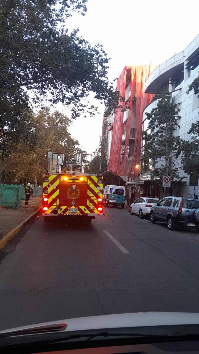 🔴 El Cuerpo de Bomberos de Santiago respondió con B-3 <a href="/LaHeroicaCBS/">Tercera Compañía CBS</a>, RX-7 <a href="/septimacbs/">Séptima Compañía CBS</a> y Q-8 <a href="/OctavaCBS/">Octava CBS</a>, ante llamado por rescate de personas desde andamio, en Jofré y Ramón Carnicer, #Providencia.
#EmergenciasCBS
#BomberosSantiago