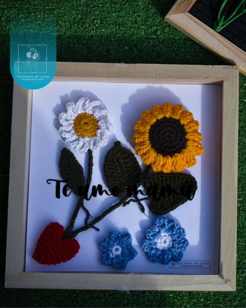 ¿Quieres ser la/el hij@ favorit@? 🌟 

¡Con nuestros cuadros de flores tejidas a crochet para el Día de la Madre lo lograrás! 🌷 

Unidades limitadas y envío gratis en Bogotá y alrededores. ¡No te quedes sin el regalo perfecto! 🎁 

#RegaloParaMamá #CrochetFlowers #EnvíoGratis