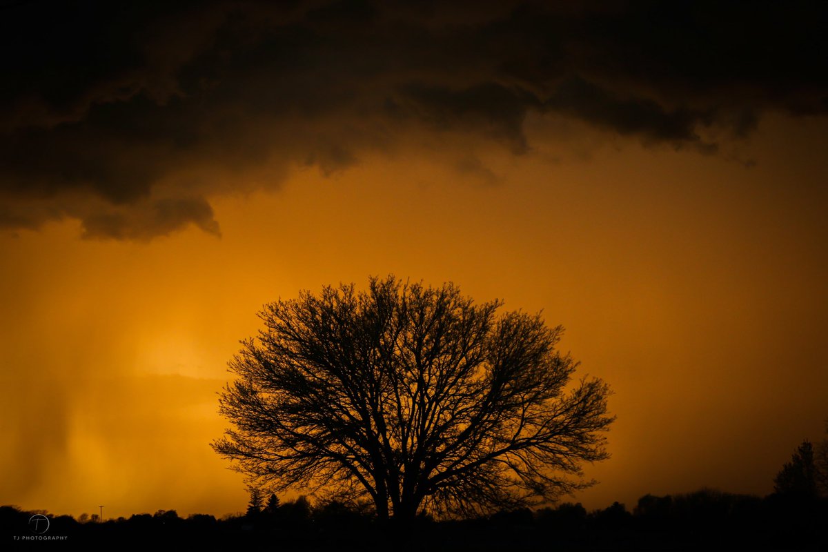 “After the Storm”
#ILwx #twitterwx @JacobLanierWx 
#stormphotography #photographer #sunsetphotography #sunset