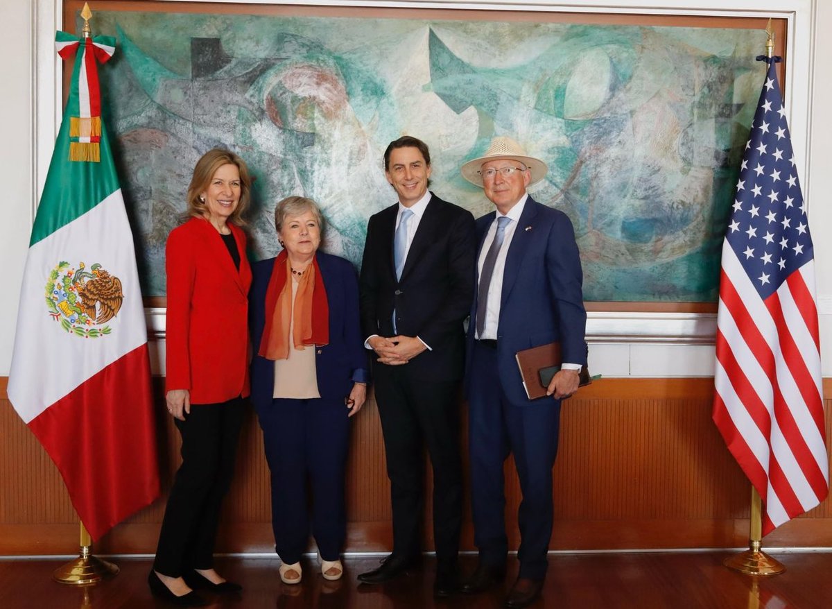 Esta tarde en representación de @SEGOB_mx , participamos en una reunión muy productiva en la @SRE_mx, fue encabezada por la canciller @aliciabarcena, quien estuvo acompañada de la asesora de Seguridad Nacional de la @WhiteHouse , Elizabeth Sherwood-Randall; el embajador Ken…