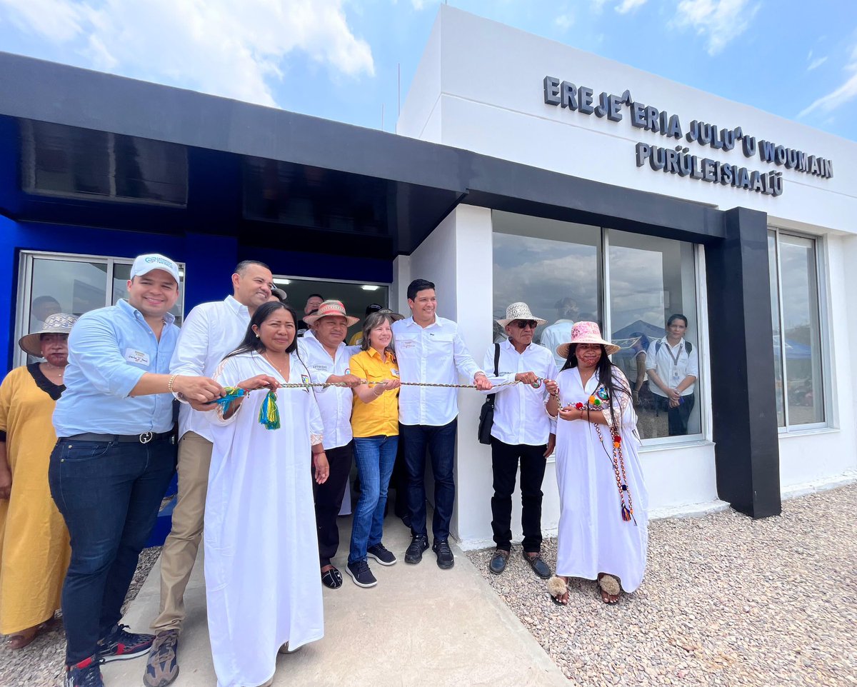LAGUAJIRAGOB's tweet photo. Con la comunidad del Resguardo Indígena Provincial, de Barrancas, inauguramos el Puesto de Salud Intercultural, donde recibirán atención con medicina occidental y ancestral, con @misavelasquezg, delegado por el Gobernador, autoridades tradicionales y la presidenta de @CerrejonCol https://t.co/FJhKwpwRWm