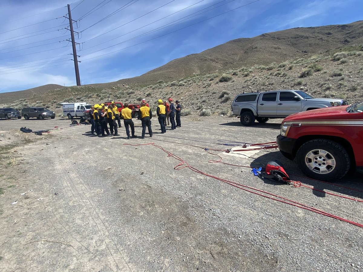 Today, #TMFR Firefighters took part in REMS rope rescue training. REMS stands for Rapid Extraction Module Support, a system designed to assist injured firefighters off the line of a wildfire. We are grateful for the assistance of @REMSAHealth and @WashoeSheriff Hasty medics.