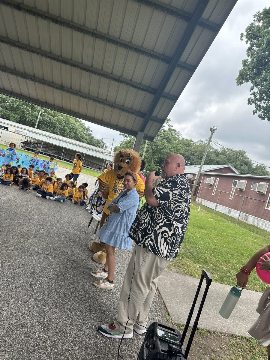 Today we were RED-Y to shower our 3-5th students with banners & words of affirmation on behalf of teachers & admin. It’s time to show what we know….Let’s Go Lions 🦁! @loveelementary1 @loveesscience @LoveESKinderDL @ScottPlatt1 @HISDCentral @DraESVillanueva