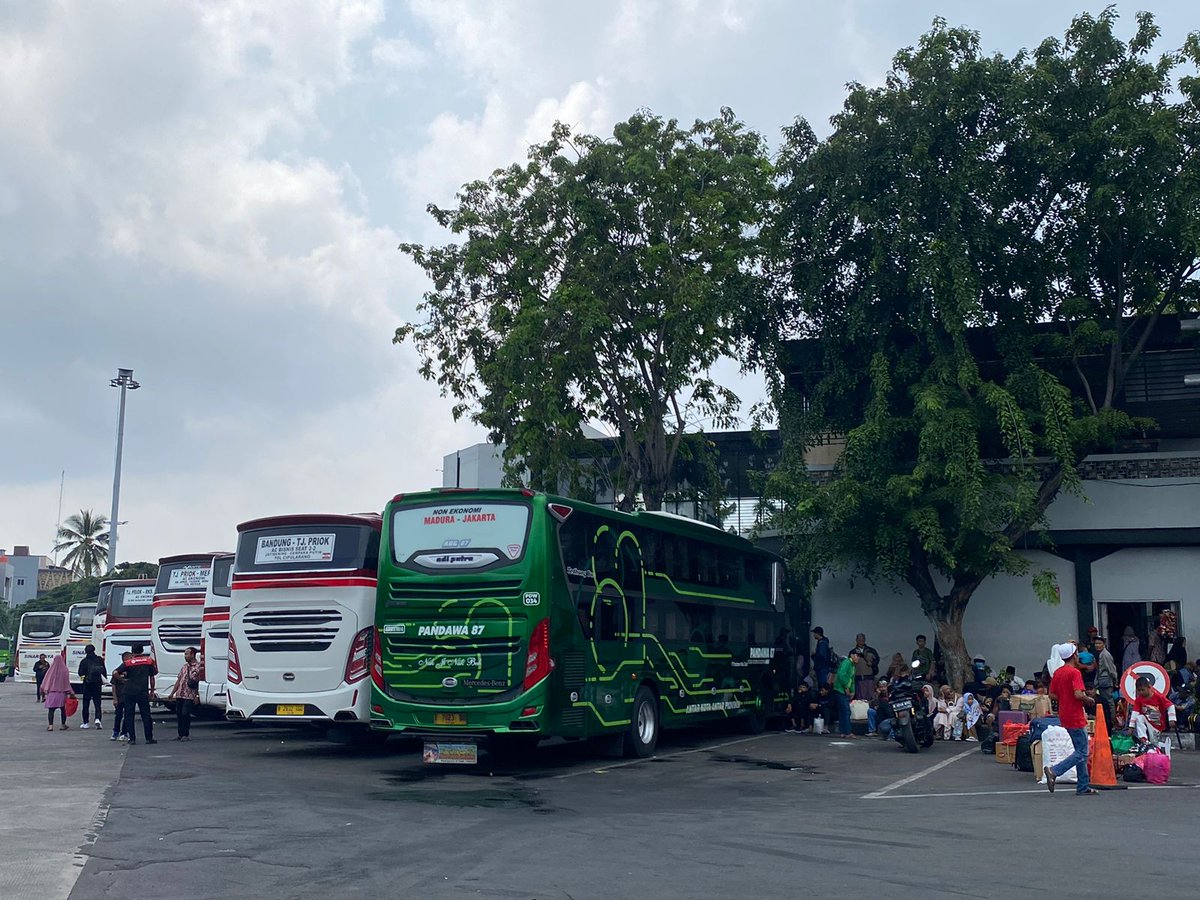 #SobatJakut, Terminal Bus Tanjung Priok, Jakarta Utara masih ramai dipenuhi para penumpang arus mudik Lebaran 2024

instagram.com/p/C50KQzbRtqD/

#PemprovDKIJakarta #PemkotJakut #JakartaUtaraBisa #SuksesJakartauntukIndonesia #JakartaUtara #ArusBalik