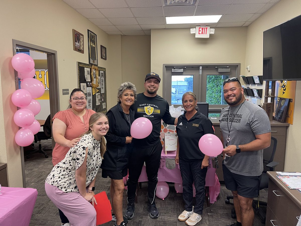 Thankful for the people in my corner! Baby Vasquez almost here 🧸<a href="/ArriolaSuzette/">Suzette Arriola</a> <a href="/Coach_JMtz/">Jesus Martinez</a> <a href="/maggiwelham/">Coach Welham</a> <a href="/_ECAthletics/">ECHS Hornet Athletics</a>