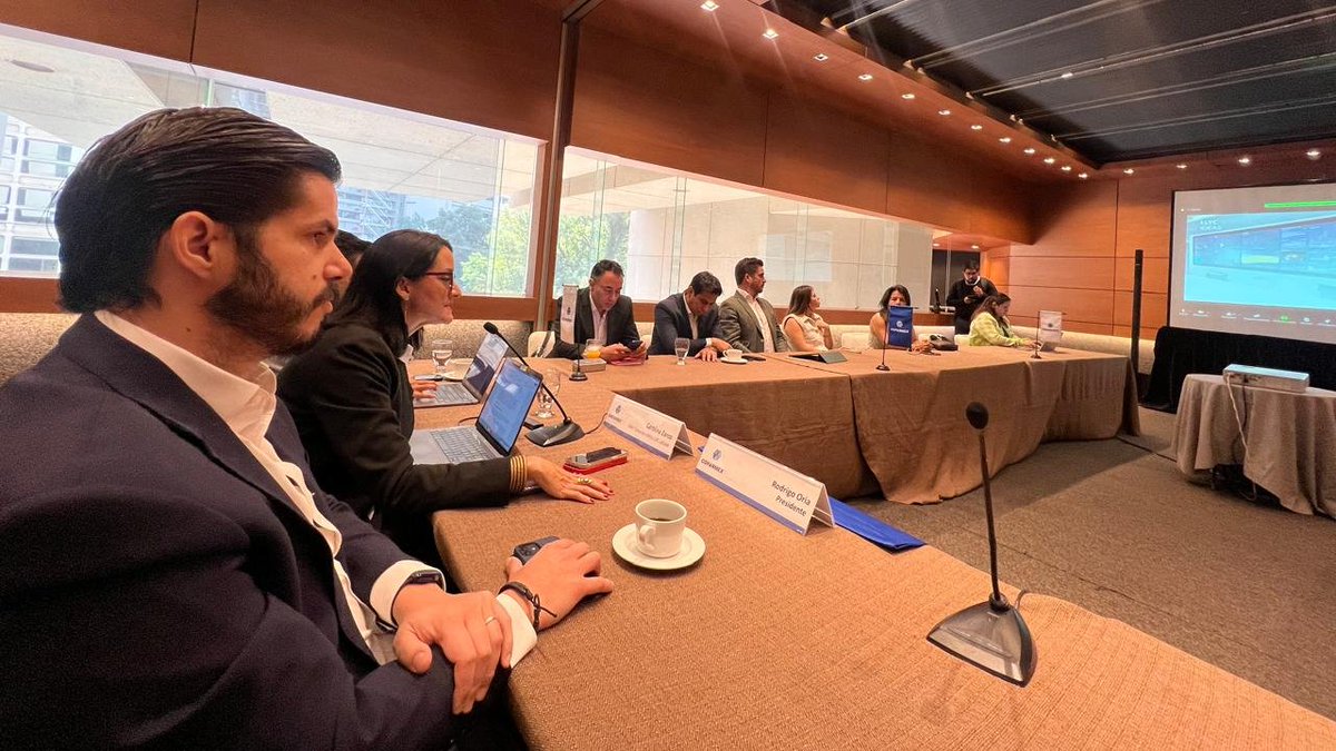 mundomontesdoca's tweet photo. Hoy en las #JuntasNacionales de @Coparmex el equipo de #LLYCMexico presentó el Informe de Riesgo País 2024 en la Comisión de #Salud, donde se ejemplificó el uso de tecnología y data para continuar poniendo al paciente al centro de las necesidades del sector.👩⚕️🤖 https://t.co/Ar9bsby4oI