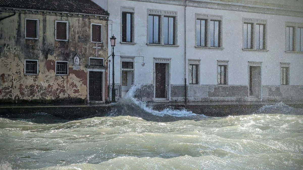 Some of my favourite photos from the #storm today including the crazy colour of the #lagoon as the clouds came in. #Laguna #Scirocco #Bora hot to cold wind. #Venezia #Venice #LivingOnWater