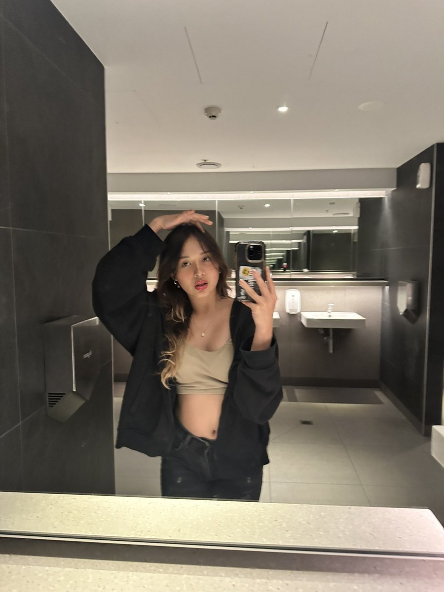 jvsmzn's tweet photo. out n about https://t.co/TBsuwY0bVE