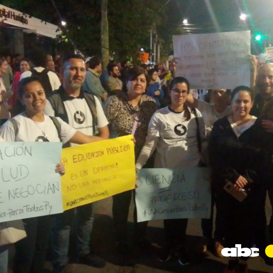 ABCDigital's tweet photo. #ArancelCero #ParoUNA #HambreCero | "La ciencia es progreso". Un grupo de Conacyt (Consejo Nacional de Ciencia y Tecnología) presente en la gran marcha estudiantil. 

📸 Marcelo Rodas, ABC.

🔴 Recibí las noticias en tu WhatsApp: https://t.co/zcjWhsOf0A https://t.co/6sHXcjrqwM