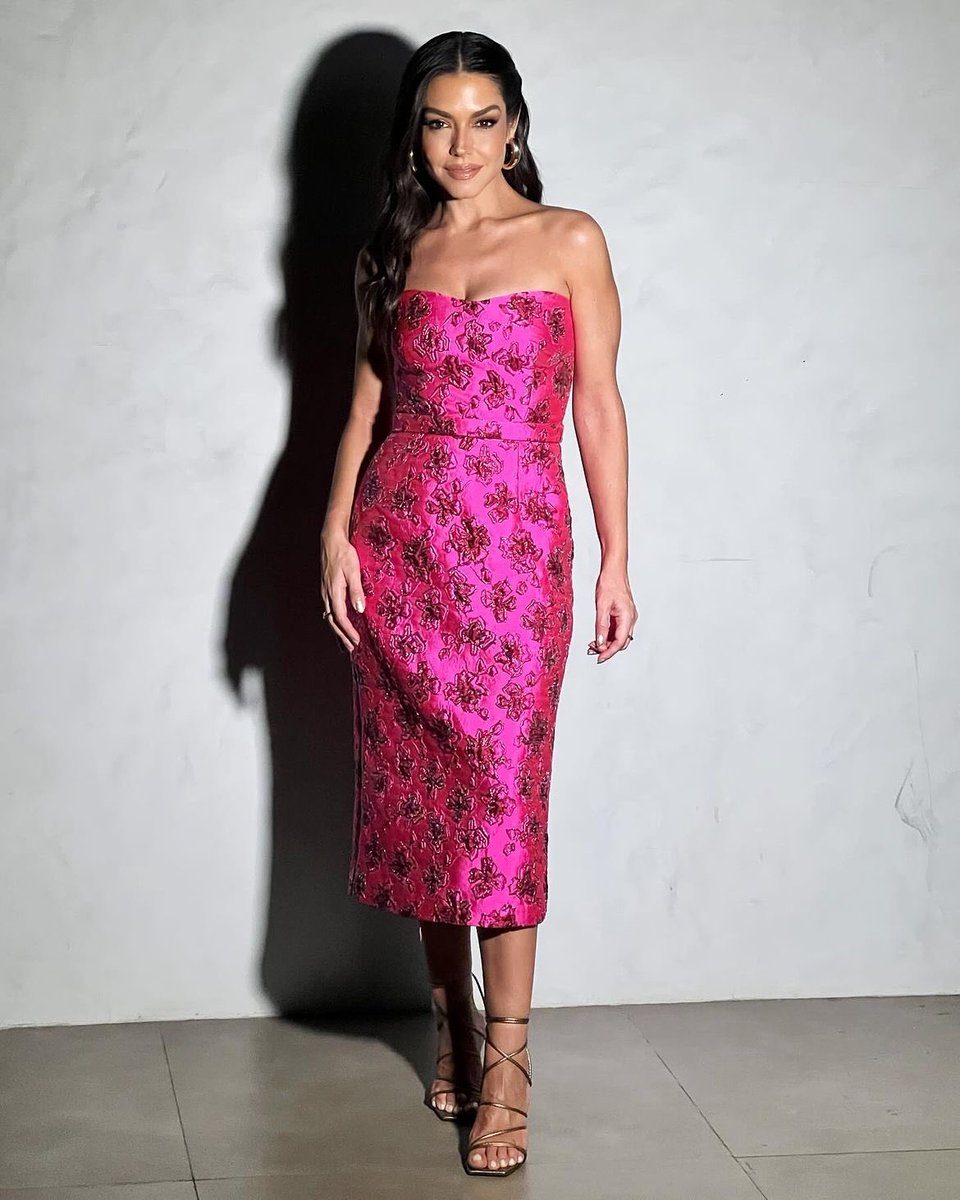Ela de rosa para final do #BBB24 💕💖💗💓💞💘💝🩷
<a href="/TataFersoza/">Thais Fersoza</a> entenda que VOCÊ É PERFEITA, essa temporada foi ainda melhor porque tinha você nela 🫶🏼
#batepapobbb