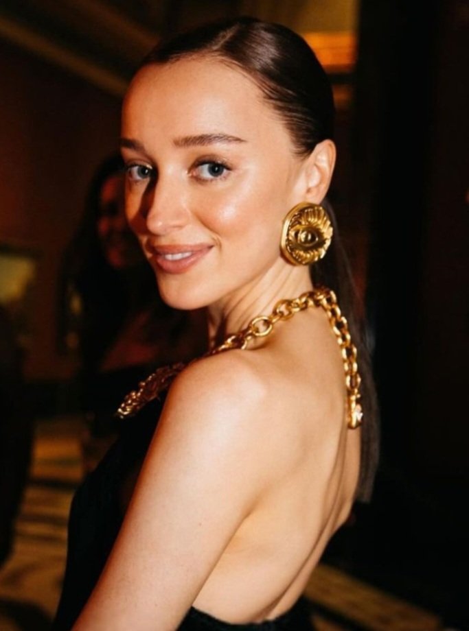 rbrosewhite's tweet photo. Happy Birthday Phoebe Dynevor! https://t.co/ELQYiYHEqQ