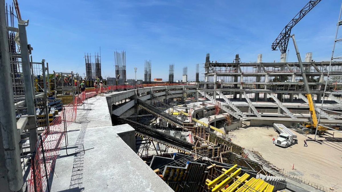 ELPAJANAVARRO's tweet photo. Así va la construcción de la Arena Guadalajara.

📍Av. Periférico y Calzada Independencia. 💺80% del graderío terminado.
🕴🏻20mil asistentes.
🗓️Inauguración en septiembre de este año. 

RUMOR: Jonas Brothers la inaugurarían. https://t.co/SOUuC2H3Xu