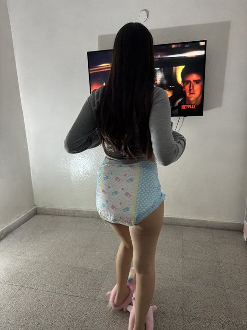 Netflix in Diapers 😇👉 https://t.co/uL6YC2S2kI https://t.co/JVWwB9HnJJ