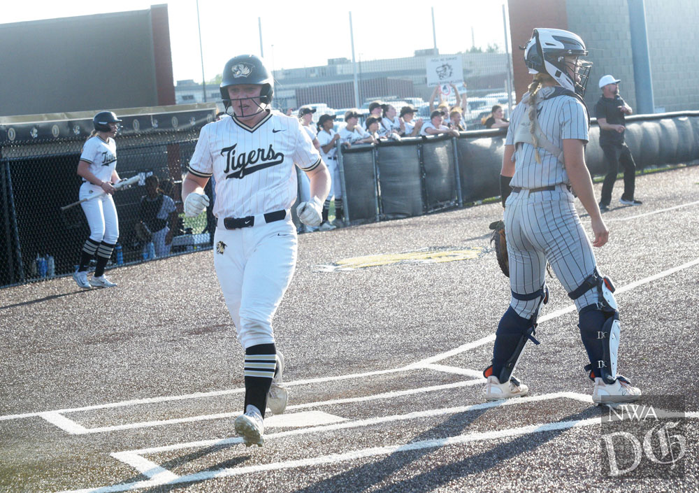 PREP SOFTBALL: Wyman leads the way with a three-run triple as Bentonville downs Bentonville West 12-2 #ARPreps @NWAGraham MORE: nwamedia.photoshelter.com/gallery/Benton…