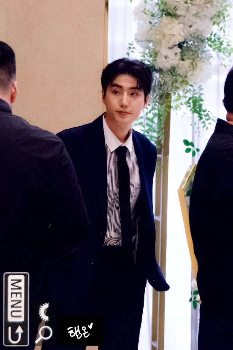 3archyp's tweet photo. 탐라에 결혼식 플로우가 돌길래 생각했는데,

이 강영연 4년 내내 장학금 받다가 졸업 직전에 바로 창업해서 모 대기업 투자받는 스타트업 대표 같음.
과 동기들 중에서 제일 성공한 케이스에다, 과 사람들 대부분과 친하게 지냈어서, 과 동기는 물론 선 후배 결혼식까지 안 초대받는 곳이 없었을듯. https://t.co/BuUPvxkaFT