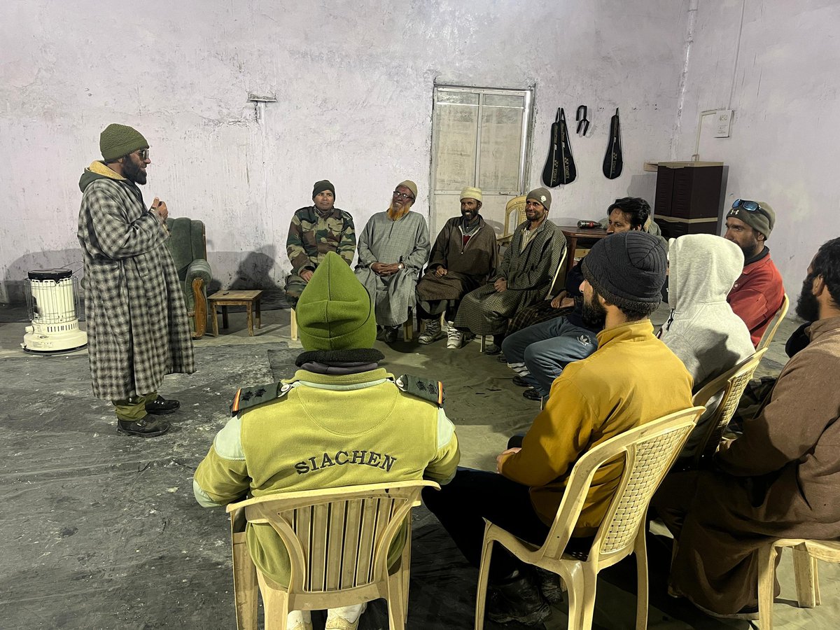 #IndianArmy in collaboration with civil administration organised a #YOUTH Panchayat at Baraub. The event aims to suggested numerous methods and ideas for the overall development.#برشلونه_باريس #ChampionsLeague #SHAMEONHYBE #dek67 #تاجيل_المباراة #دوري_أبطال_أوروبا #SleepyDonald