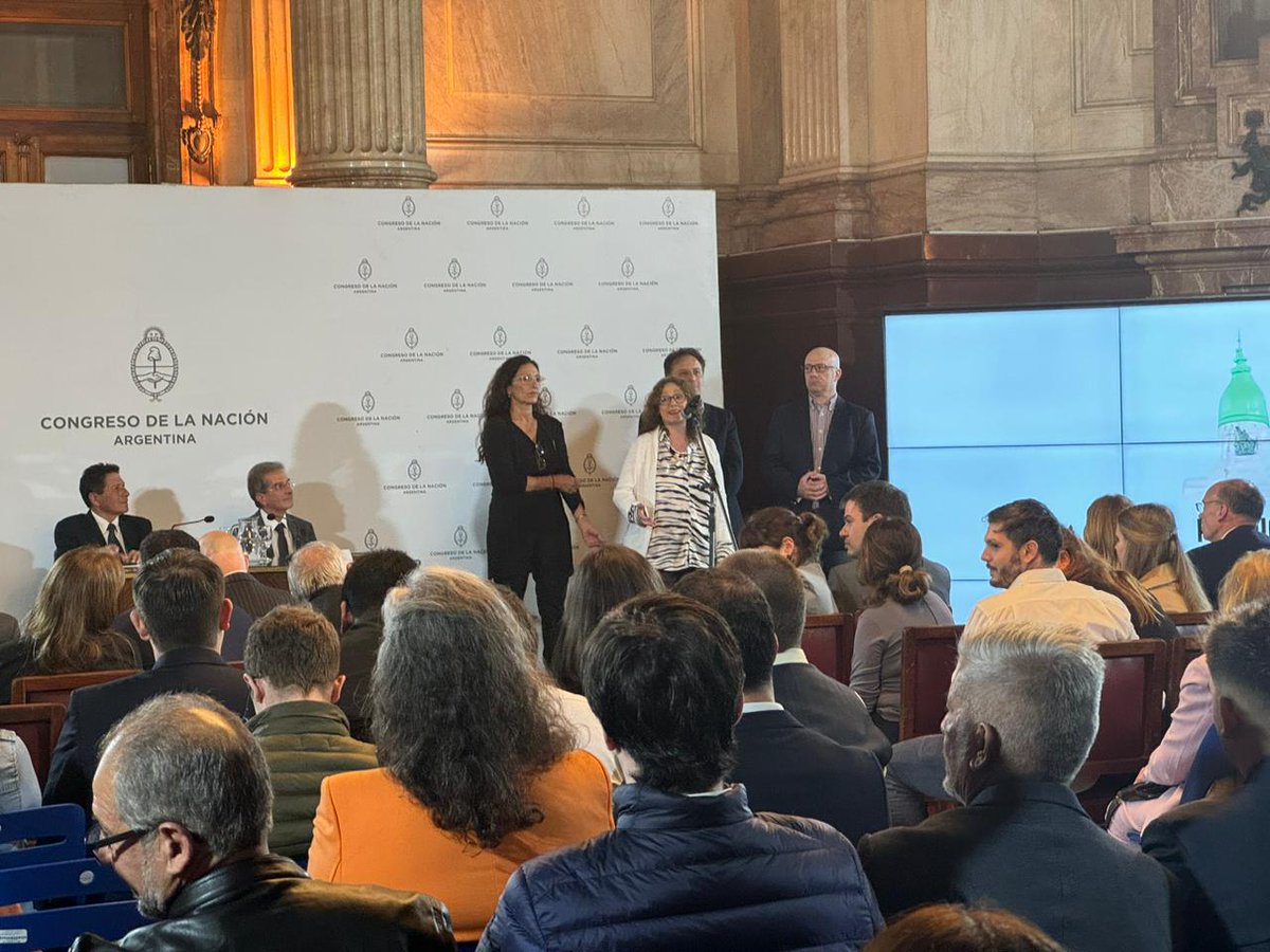 cleliasivori's tweet photo. @silviarajcher, premiada como mejor cronista parlamentaria por @AgenciaTelam compartió el premio con todos los acreditados del Congreso porque dimos lo mejor que pudimos y porque Télam merece ser reabierta. https://t.co/bARxOAhqNy