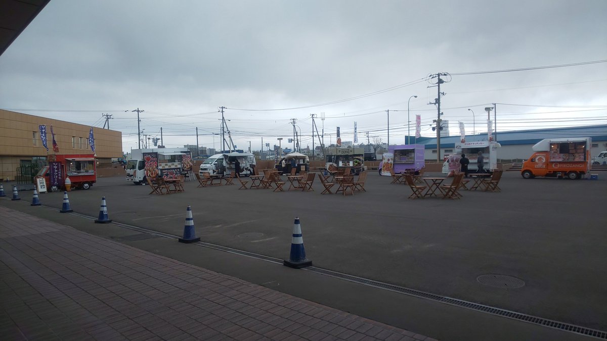 sweetsmiya's tweet photo. 今日も「イベントランド北海道2024」アクセスサッポロにキッチンカー8台集まってます。
一般の方の入場も可能ですので是非ご利用下さい。
室内会場はイベントコンテンツが集まってます。弊社も出店しています。
午後４時までです。 https://t.co/ILvE4LNKCH