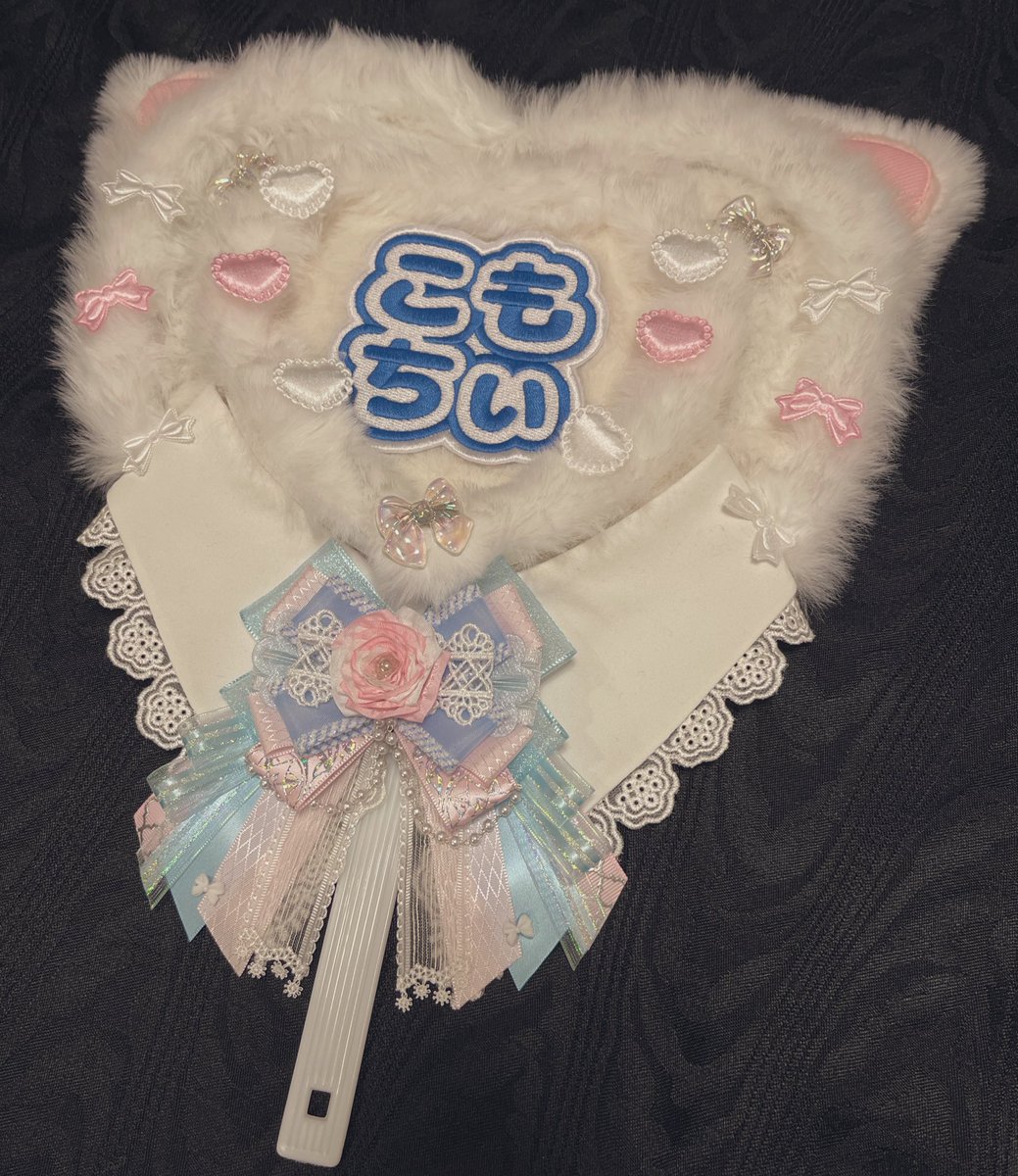 hashia84a's tweet photo. 4.12公演、お疲れ様でした！

2.22ぶりにこもちぃに会えて張り切っていっぱい作ってきました〜🐈💘

幸せすぎてふわ〜になっていてあまり詳しく語れないんですけど、新衣装、新曲、髪型、リボン全部似合ってて最高でした！大人びた雰囲気にひと匙の小悪魔ぽさにメロメロです！

#TBM_now
#はっくちゅう https://t.co/aZ5m26naMI