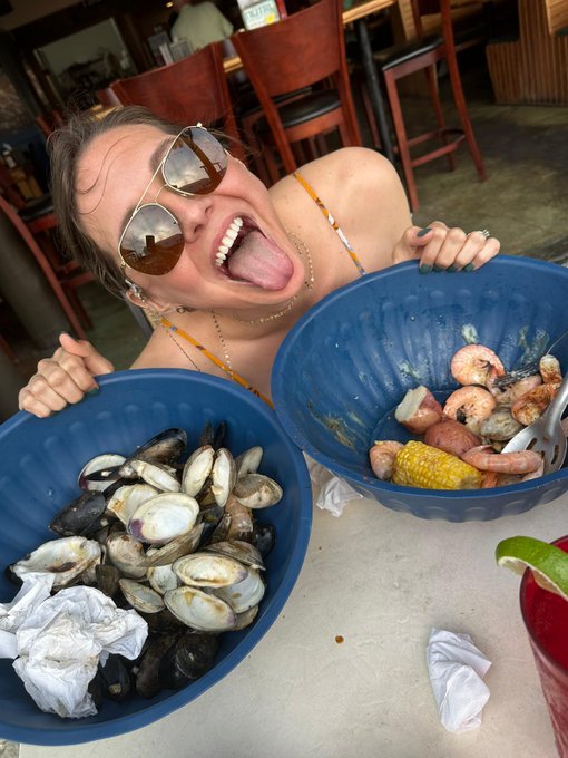 I had to show my friends how much I could eat! I think @TheQueenM_xo was impressed. 🤣 She took the second<a href="/tag/wonderwoman"class="tags"><span>#wonderwoman</span></a><a href="/tag/superhero"class="tags"><span>#superhero</span></a><a href="/tag/harleyquinn"class="tags"><span>#harleyquinn</span></a><a href="/tag/brucewa"class="tags"><span>#brucewa</span></a>