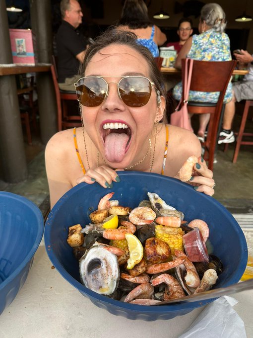 I had to show my friends how much I could eat! I think @TheQueenM_xo was impressed. 🤣 She took the second<a href="/tag/wonderwoman"class="tags"><span>#wonderwoman</span></a><a href="/tag/superhero"class="tags"><span>#superhero</span></a><a href="/tag/harleyquinn"class="tags"><span>#harleyquinn</span></a><a href="/tag/brucewa"class="tags"><span>#brucewa</span></a>