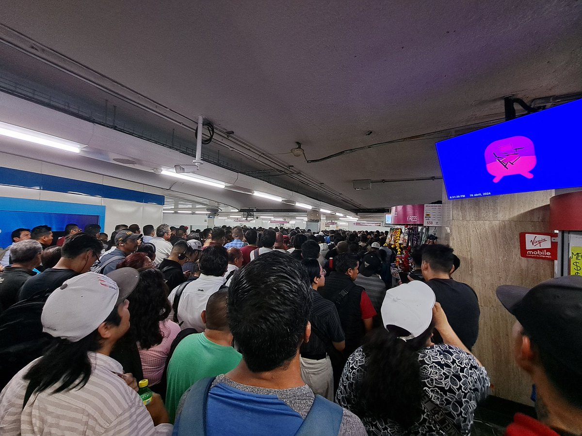 JonathanEspit19's tweet photo. @MetroCDMX(Estación Pino Suarez)Continúan con sus malas estrategias de control, provocan un caos...Para ustedes que tiene de beneficio hacer esto? https://t.co/HlyjXRiVVo