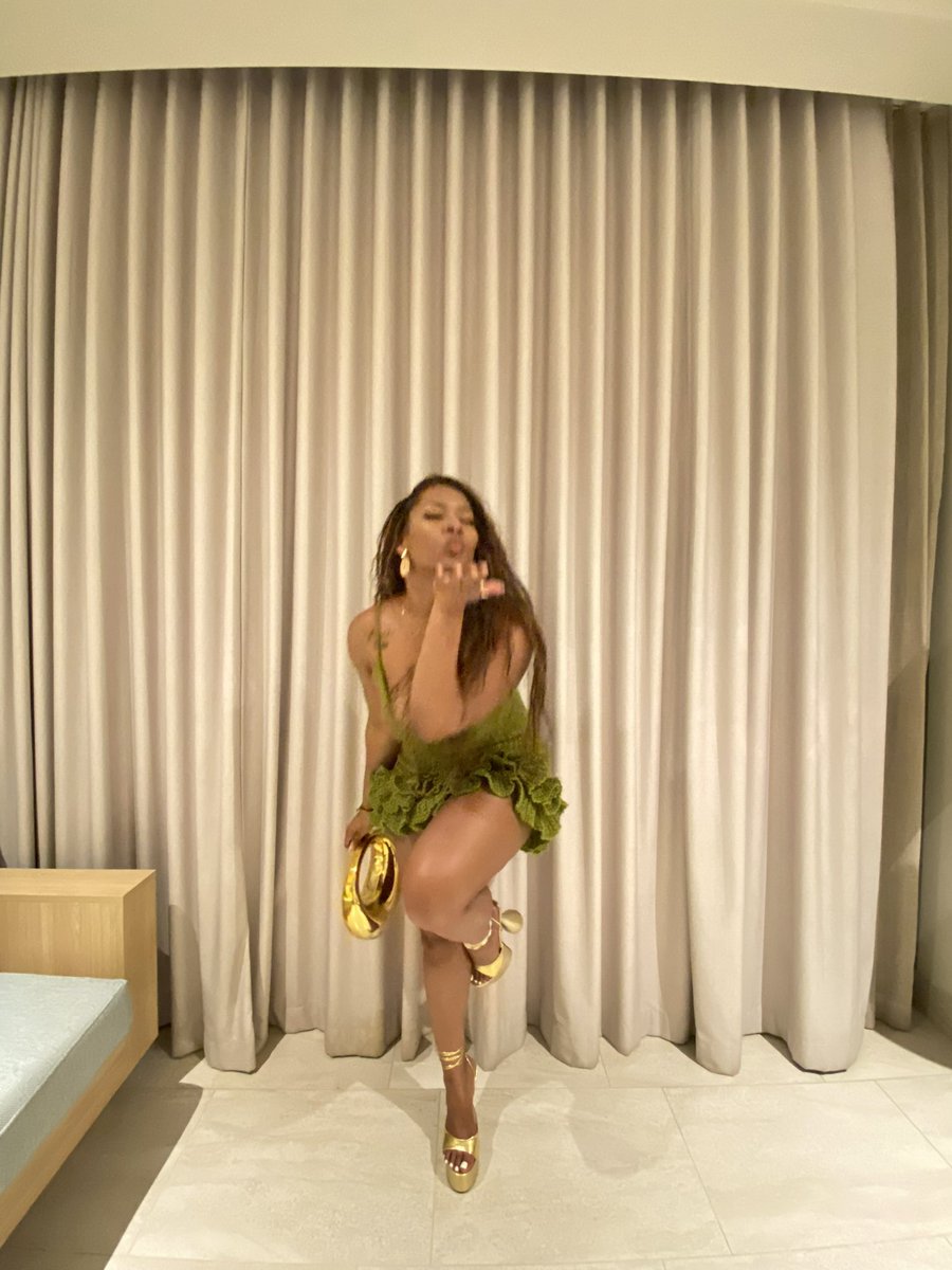 accordingtoro's tweet photo. Muah 💋 https://t.co/VmHa31V217