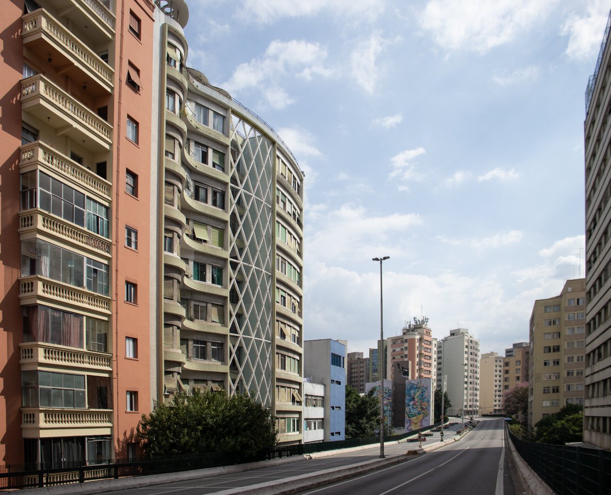 BrilhoDesign's tweet photo. Caminhando pelo Minhocão, próximo à av Pacaembu, existe esse prédio com fachada treliçada em concreto armado.

#Minhocão #Edificio #Treliça #Prédio #geometria #Cidade #Passeio #CityTour #Elevado #arquitetura #architecture

https://t.co/3LiLMxc3uY https://t.co/vjvLxjsJJA