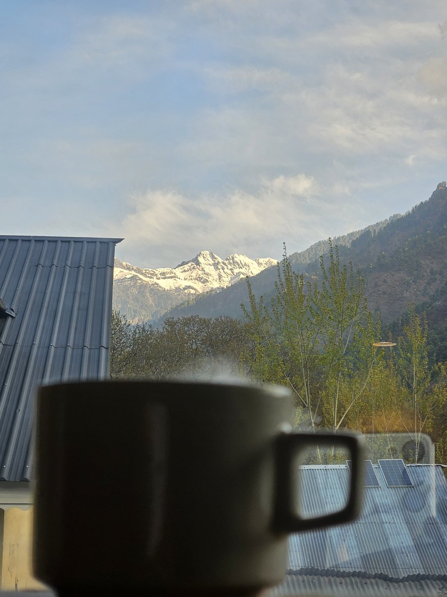 Good morning friends ... have a beautiful day ... 
The morning cup of tea with a view 😍.... 
#goodmorning #GoodMorningEveryone #GoodMorningTwitterWorld #GoodMorningX #GoodMorningTwitterfriends #Wednesday #myclick #clickforindia #theme_pic_india_mountains