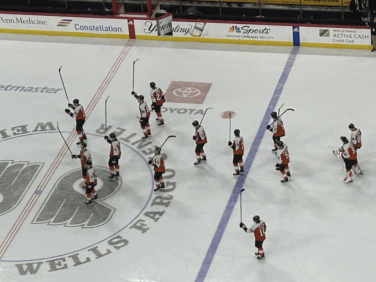 BroadStBull's tweet photo. #Flyers raise sticks to salute fans, who gave them thundering ovation. https://t.co/SZKzIBsD27
