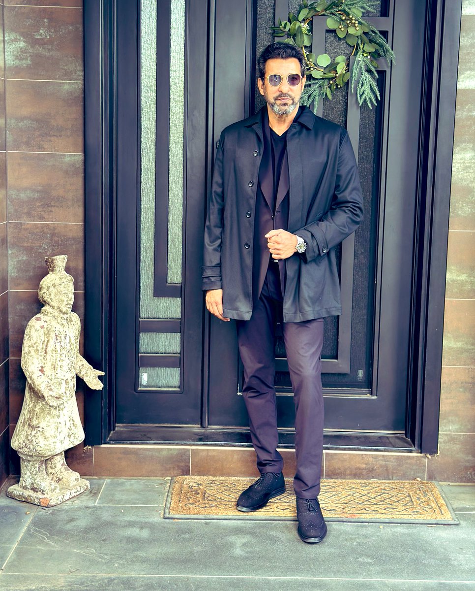 Man in Black 🕶️🖤📸⌚️🎩 #Melbourne #Australia #Autumn #DressedFortheWeather