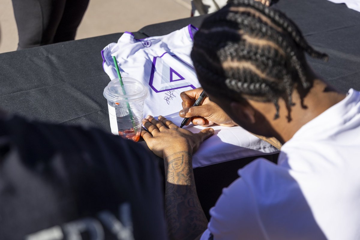 Doing some signing for the best fans in the nation prior to tonight’s @GCU_Softball game. 💜✍️