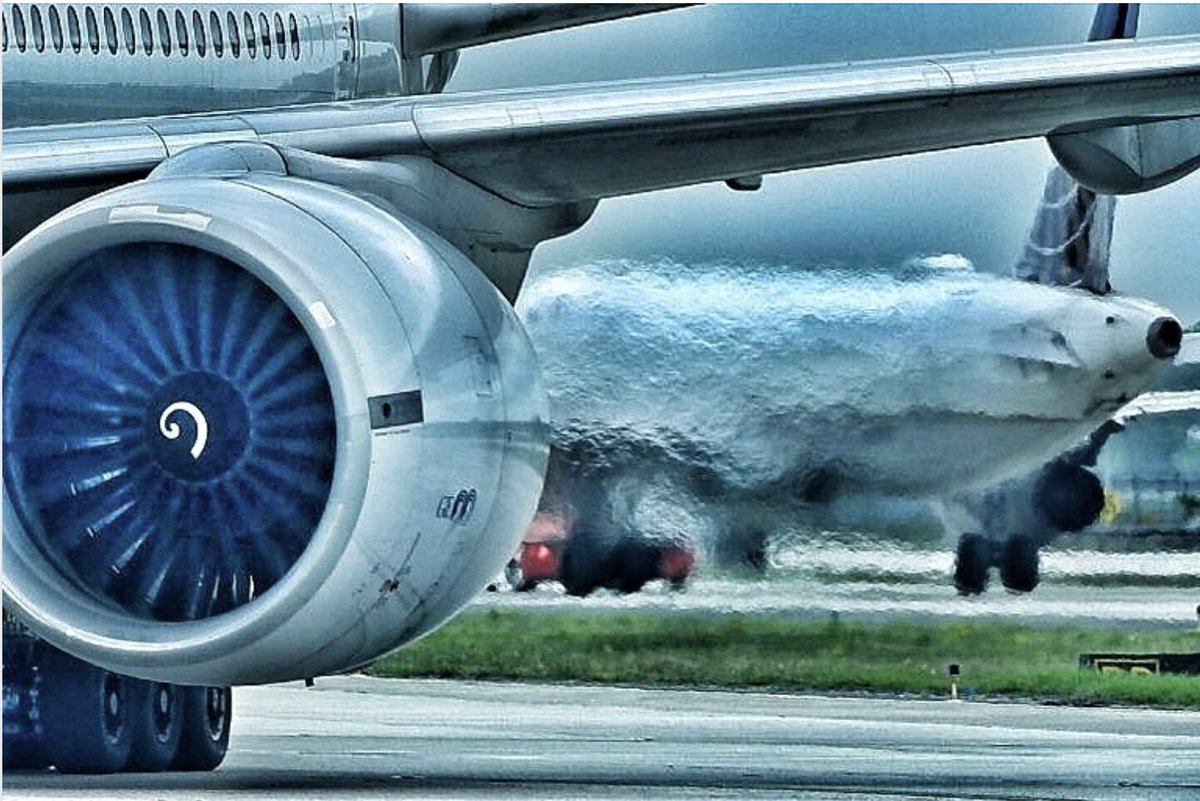 Jelly air. Feel the heat! 🔥 (Photo credit to Victor Gutierrez) #avgeek #aviation #airlines #ramp #Boeing #bigfoot #planespotting