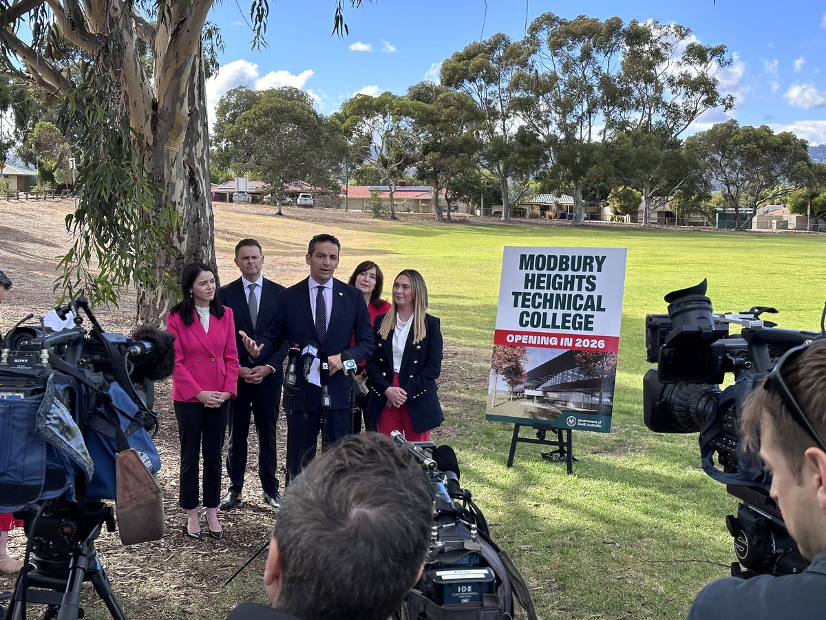 I was so excited to welcome the Acting Premier Susan Close and Defence Minister @SMullighan to the Heights School this morning to announce that Aero Skills will be one of the specialisations at the Heights Technical College. Graduates will be able to maintain aircraft and keep…