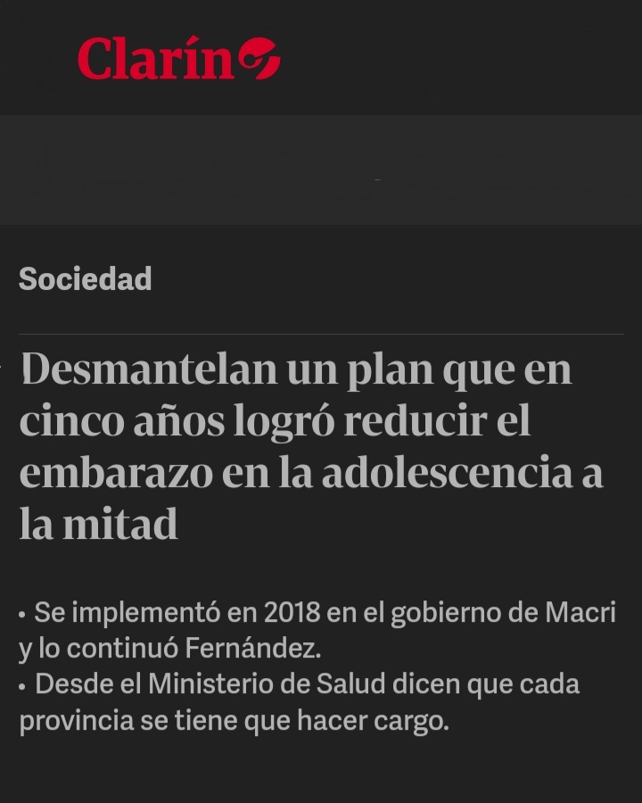 Lamento la decisión de desmantelar el Plan ENIA, un programa iniciado en el 2018 que redujo a la mitad los embarazos adolescentes. La maternidad temprana no sólo reproduce ciclos intergeneracionales de pobreza, sino que también implica mayores costos económicos para el Estado.