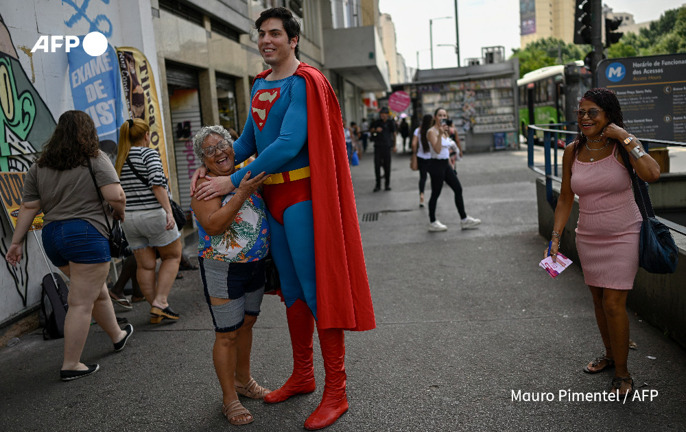 AFP's tweet image. Accidental superhero.

Brazilian lawyer Leonardo Muylaert was not looking to become a hero, but after photos of him went viral on social media due to his resemblance to Clark Kent, he decided to try the alter ego on for size and now travels around as Superman…