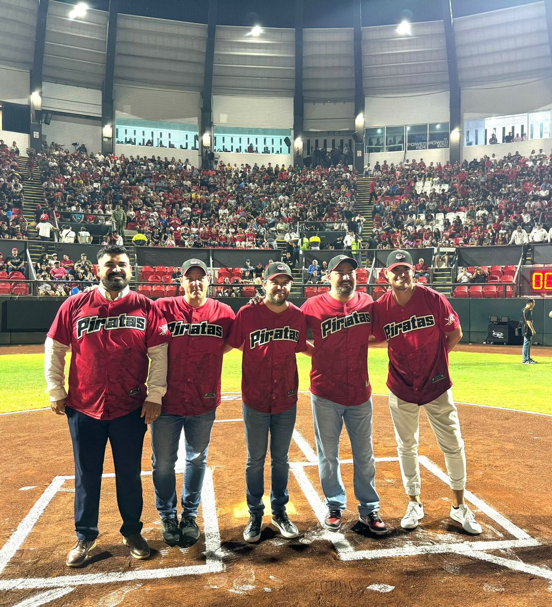 MaylenMartinezG's tweet photo. Ellos, han dado un nuevo rostro a mis tíos @LosPiratasMx ⚾️🏴‍☠️ 
#Noche de #Inauguración 🏟️#NBR.
@chinovaldez30 
@Toto_Hellmund 
@jorge_cantu3 
🤜🏽🤛🏽🏴‍☠️🏟️💣🏆 https://t.co/P77AnoNAuT
