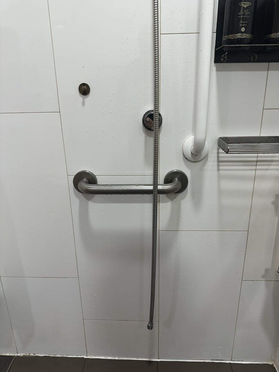 People wonder why I moan about standards of service etc in Australia but seriously. This is a picture I took just now in the shower in the Sydney @qantas business lounge. Not sure what happened to the shower head (someone nicked it?) but goodness me. 🇦🇺🚿