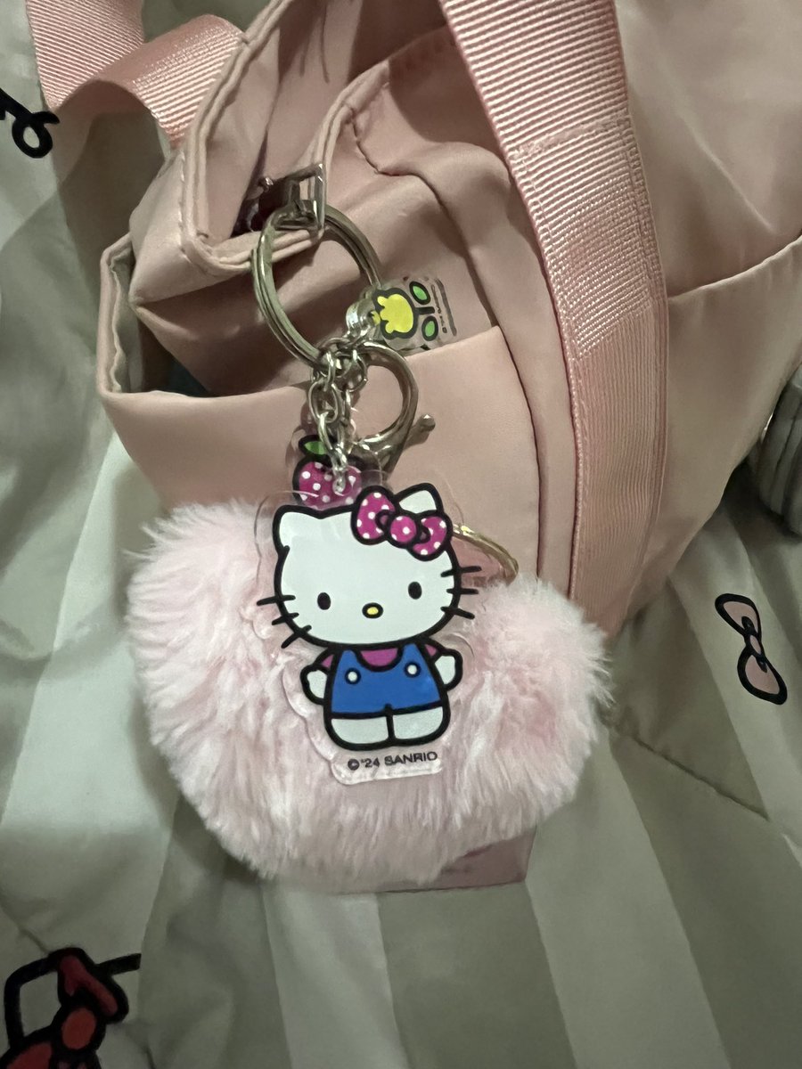 ERENLOGIA's tweet photo. a minha bolsa nova da facul com o chaveiro que meu namorado me deu 😭💖 https://t.co/OE1BL4Eyom