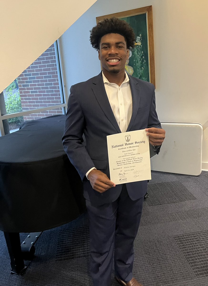 Congrats Class of 2025 RB @TownesKalil for your induction into the National Honor Society on last night. You continue to show that discipline & hard work on and off the field pays off! Keep grinding young man! We see you #22!